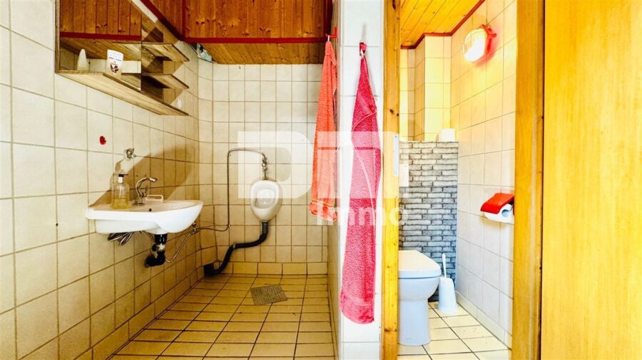 Gepflegtes Ein- bis Zweifamilienhaus mit Ladeneinheit in Dassel-Hilwartshausen - WC Ladeneinheit